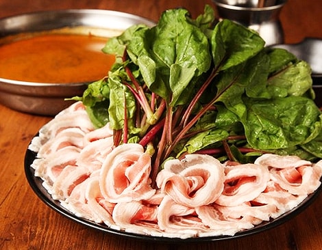 どっさりほうれん草とたっぷり豚バラ肉の旨コク！スパイシーカレーしゃぶしゃぶ