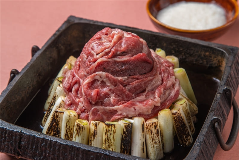 茨城県 蔵元小田屋の大吟醸醤油で仕上げる  黒毛和牛のとろろ葱牛鍋