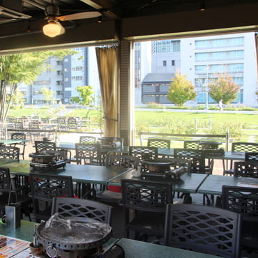 R RIVERSIDE GRILL & BEER GARDEN 雰囲気