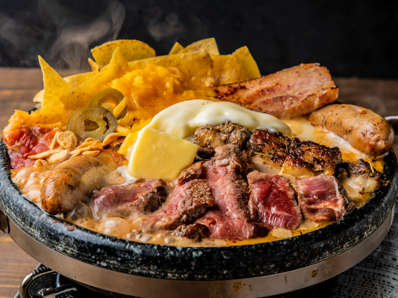 厚切り牛ステーキ・ジャークチキン・生スパイスの石焼デビルチーズ鍋